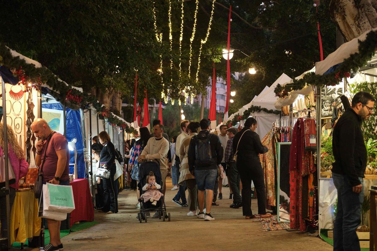 Mercadillo de artesanía, en la Alameda.