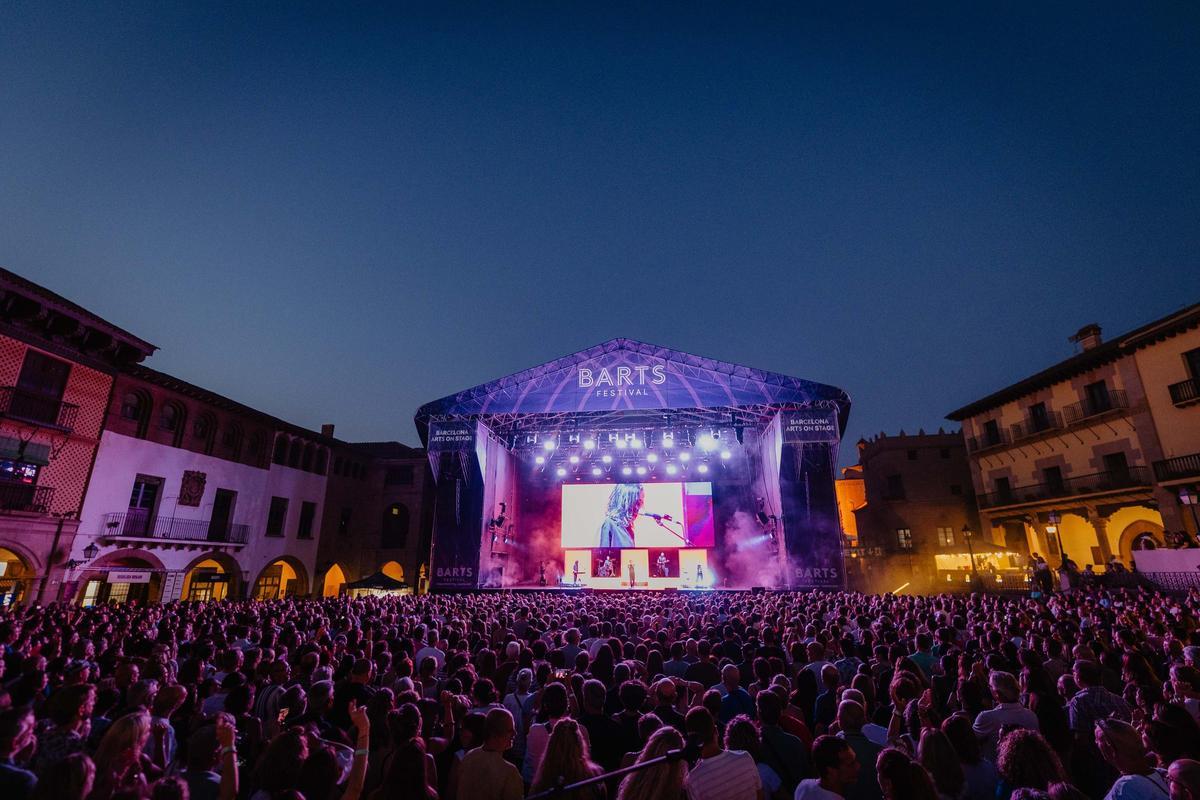Concierto de Joan Dausà en el Barts Festival, en el escenario del Poble Espanyol