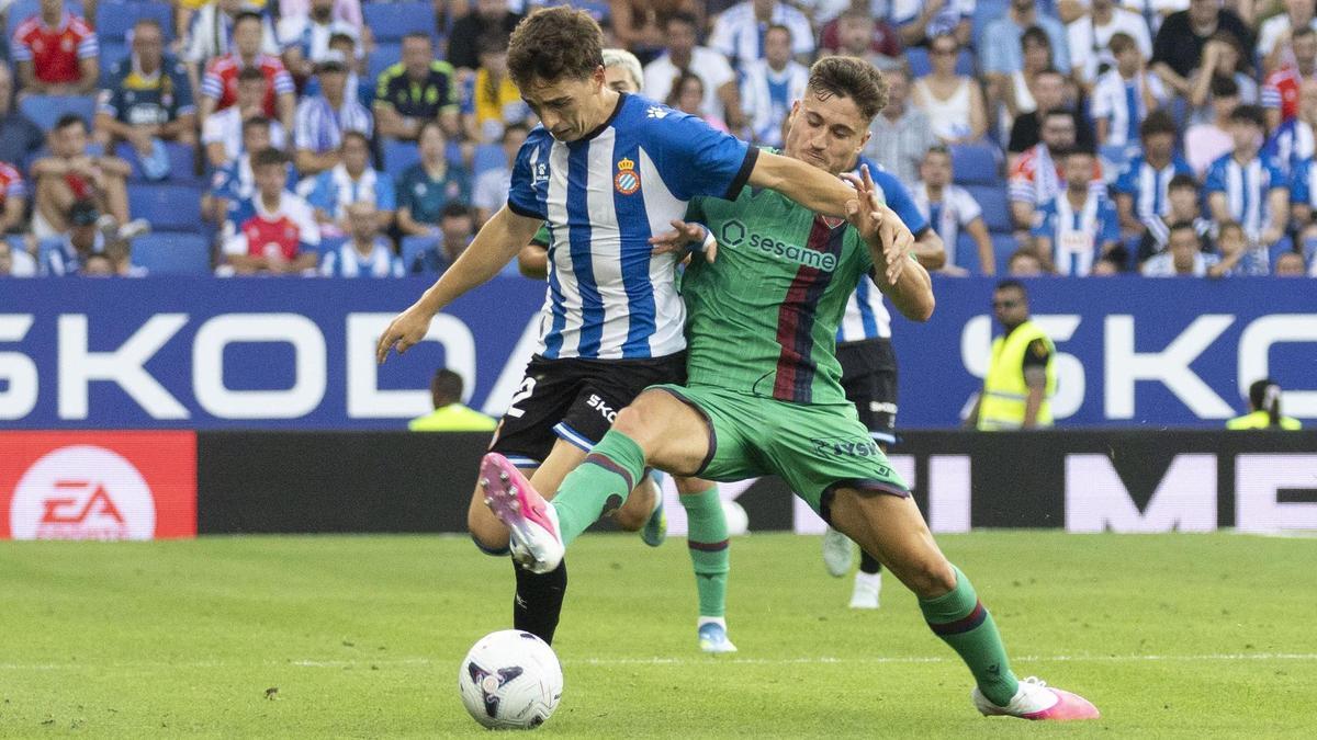 Álex Calatrava tiene el balón en el Espanyol-Levante.
