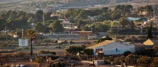 Casi 200 municipios valencianos delegan la regularización de chalés en la agencia que abrirá en Elche