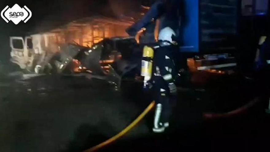 VÍDEO: Los Bomberos apagan el incendio del camión de paquetería que ardió en la N-630