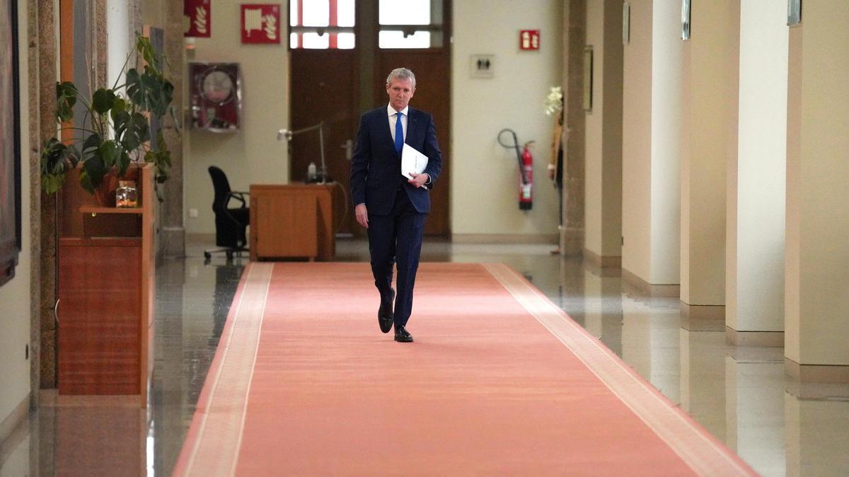 Alfonso Rueda, esta mañana en los pasillos del Parlamento de Galicia.