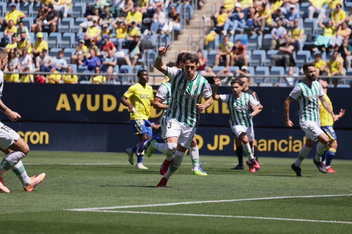 Christian Carracedo celebra un gol con el Córdoba CF