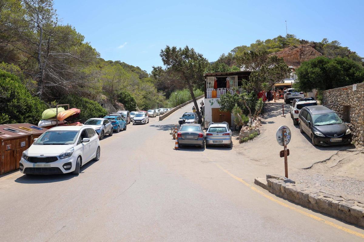 Descubre aquí todas las imágenes de la masificación en el aparcamiento de Cala d'Hort