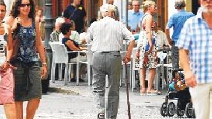 Un anciano pasea por una zona turística de Valencia.