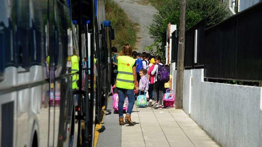 Transporte escolar en Carril durante el curso pasado. // Iñaki Abella