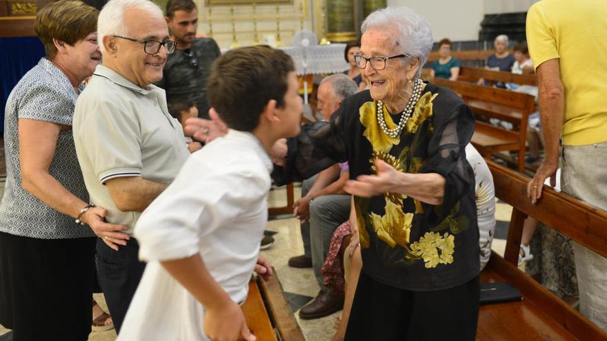 Pepa Mas Galindo recibe el cariño de familiares y vecinos en la misa en su honor del pasado sábado.