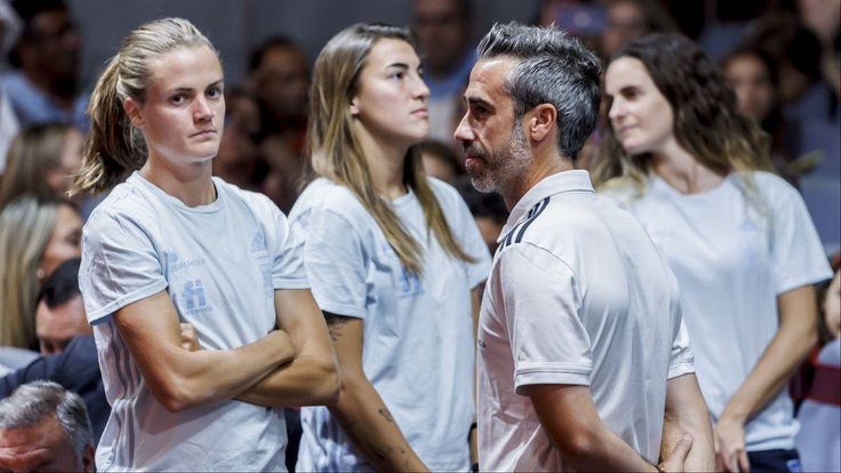 Las tres capitanas de la selección y el seleccionador Jorge Vilda, en el acto de homenaje a las Sub-20.