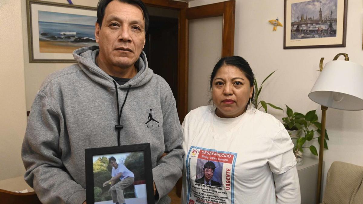 Jorge y María Eugenia, ayer, muestran una foto de su hijo desaparecido en 2022.