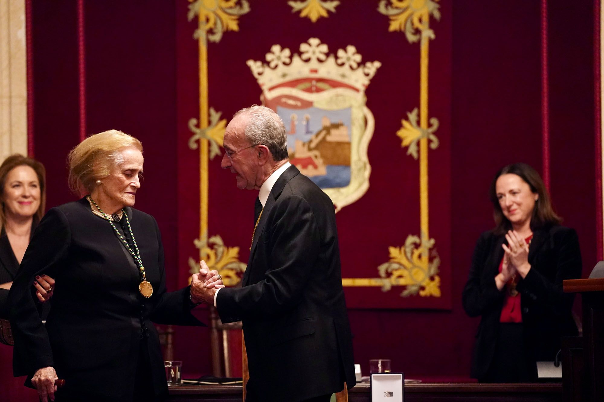 María Victoria Atencia recibe la medalla de la ciudad y el título de Hija Predilecta de Málaga.