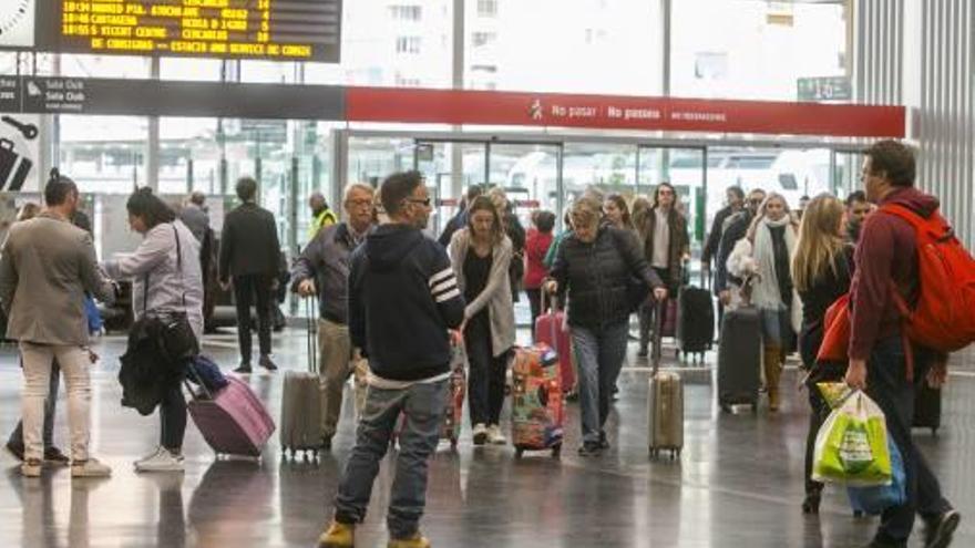 Pasajeros en la estación término de Alicante.