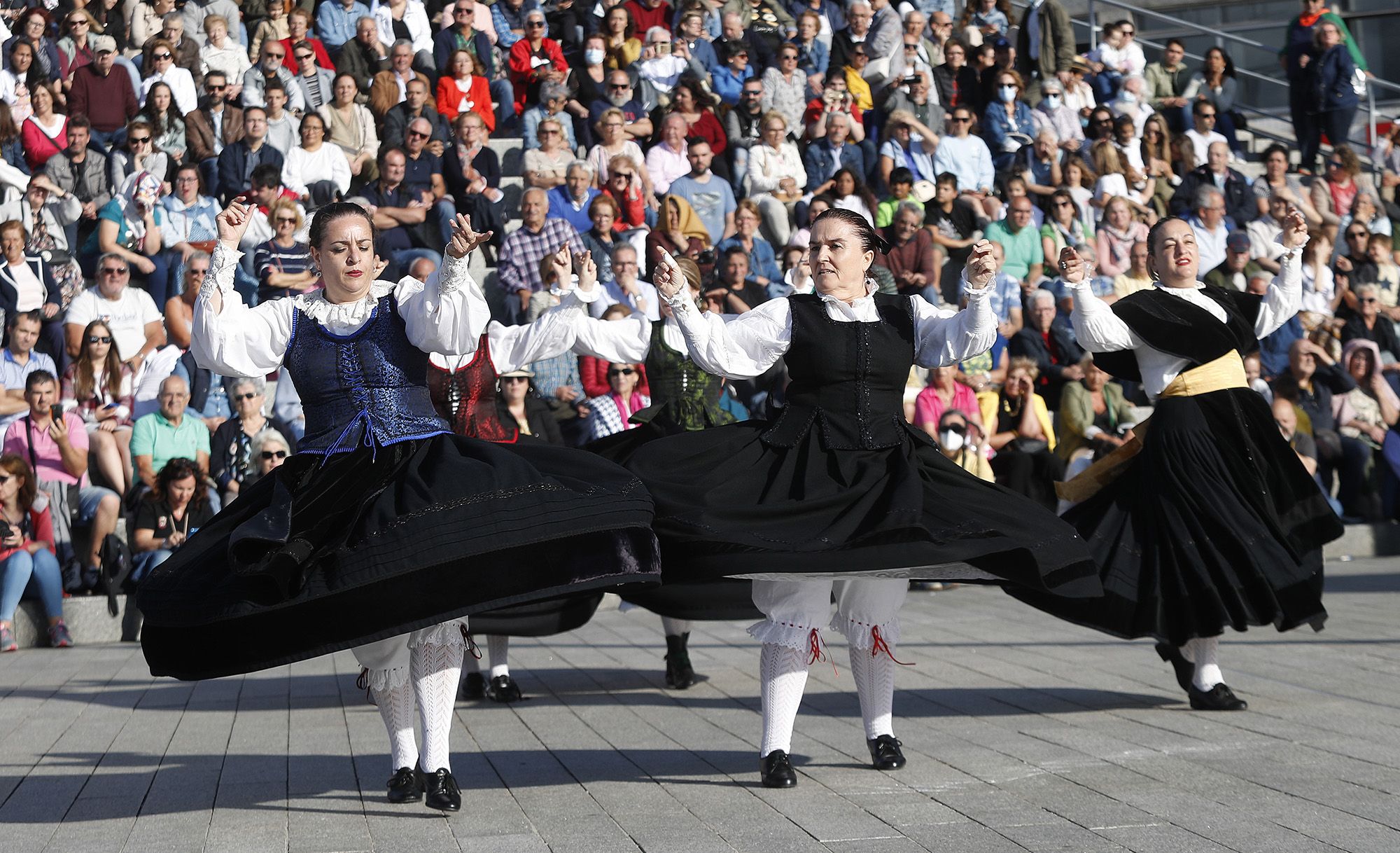 Bailarines y músicos durante la Festa da Muiñeira en el pase de As Avenidas