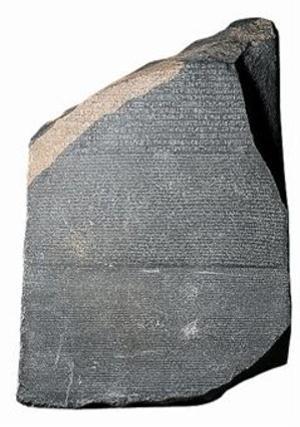 Josep Cervelló, treballant en la inscripció en un bloc d’una tomba, a Saqqara. A sota, la pedra de Rosetta..