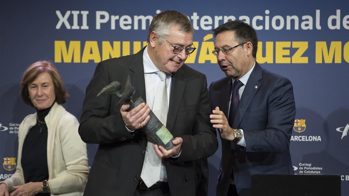 Michael Robinson junto a Josep Maria Bartomeu al recibir el premio Montalbán.