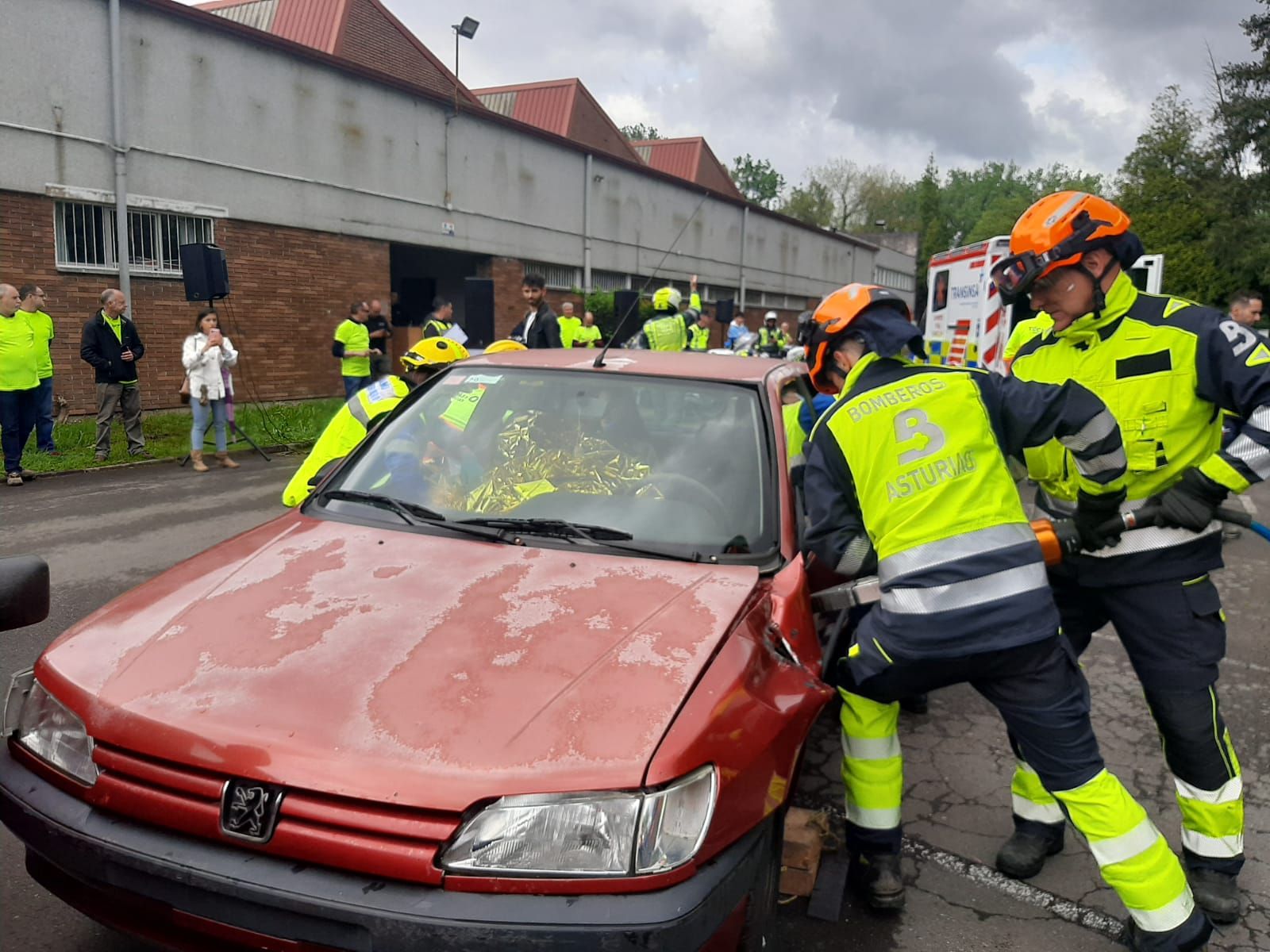 El IES de Noreña se examina de Emergencias: así ha sido el simulacro de accidente celebrado en el centro