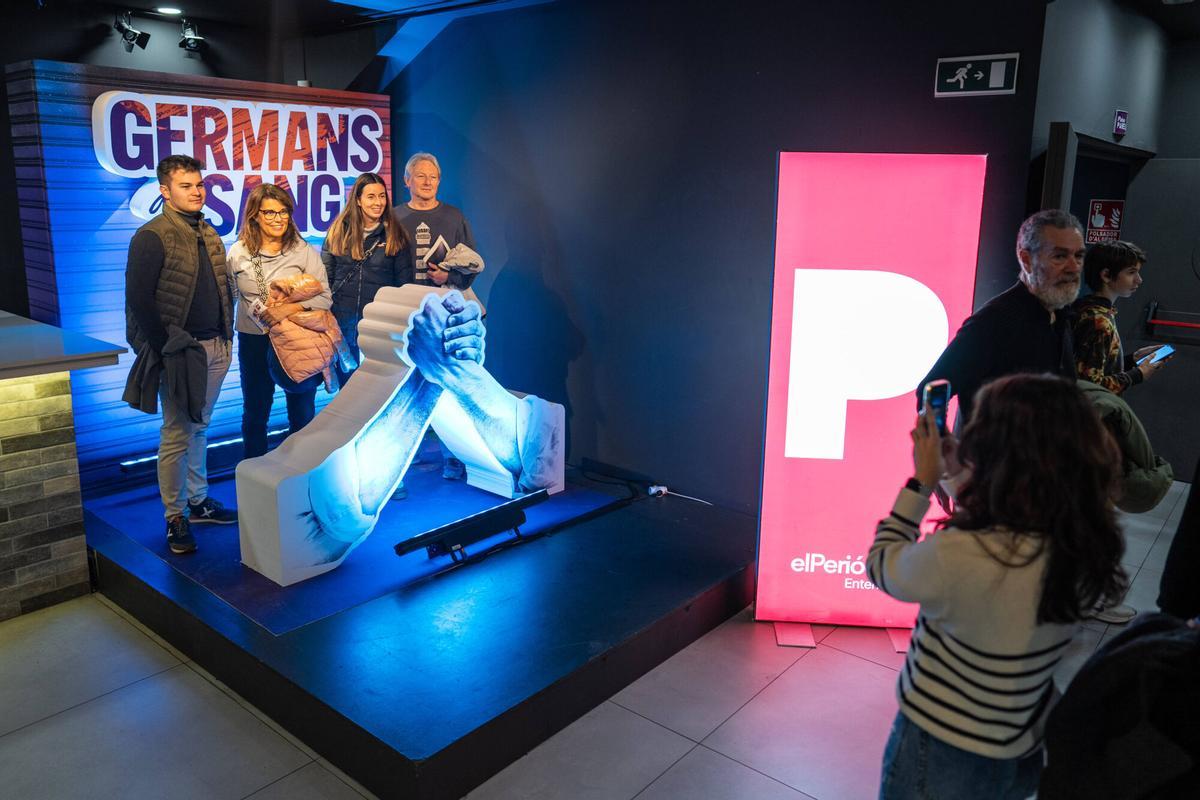 Sesión de Germans de Sang en el Teatro Condal, para los suscriptores y lectores de El Periódico, Diari de Girona, Regió 7 y del semanario Empordà.