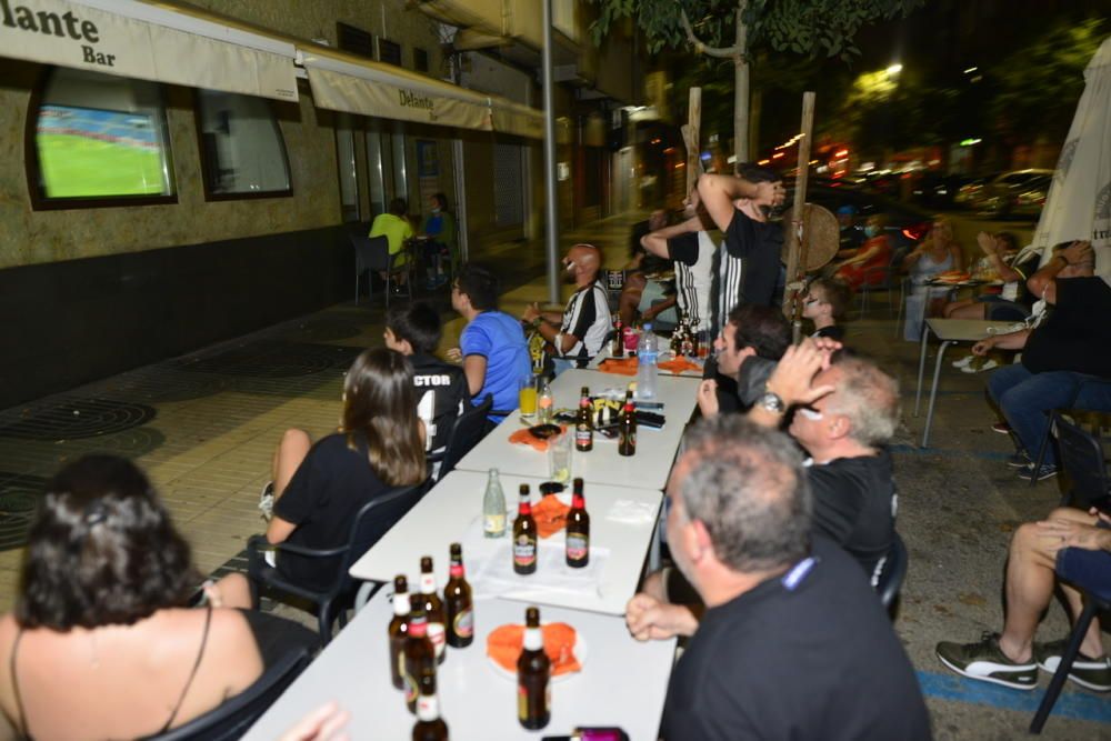 Ambiente: Los aficionados del FC Cartagena se reúnen para ver el partido