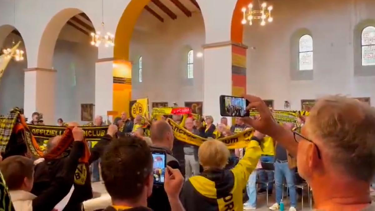 ¡Tremendo! Los aficionados del Dortmund cantan el Youll Never Walk Alone en una iglesia
