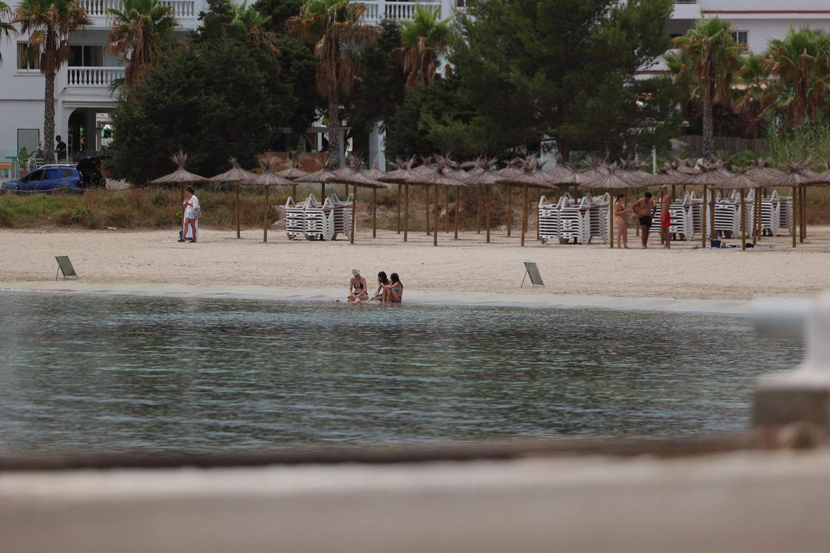 Galería: cerrada al baño la Platja d'en Xinxó por vertidos fecales