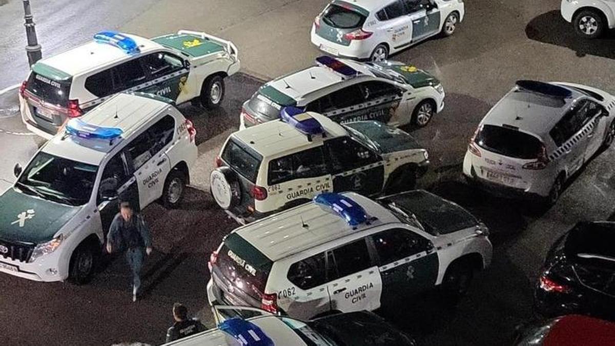 Coches de la Gaurdia Civil en Moreda la noche del sábado