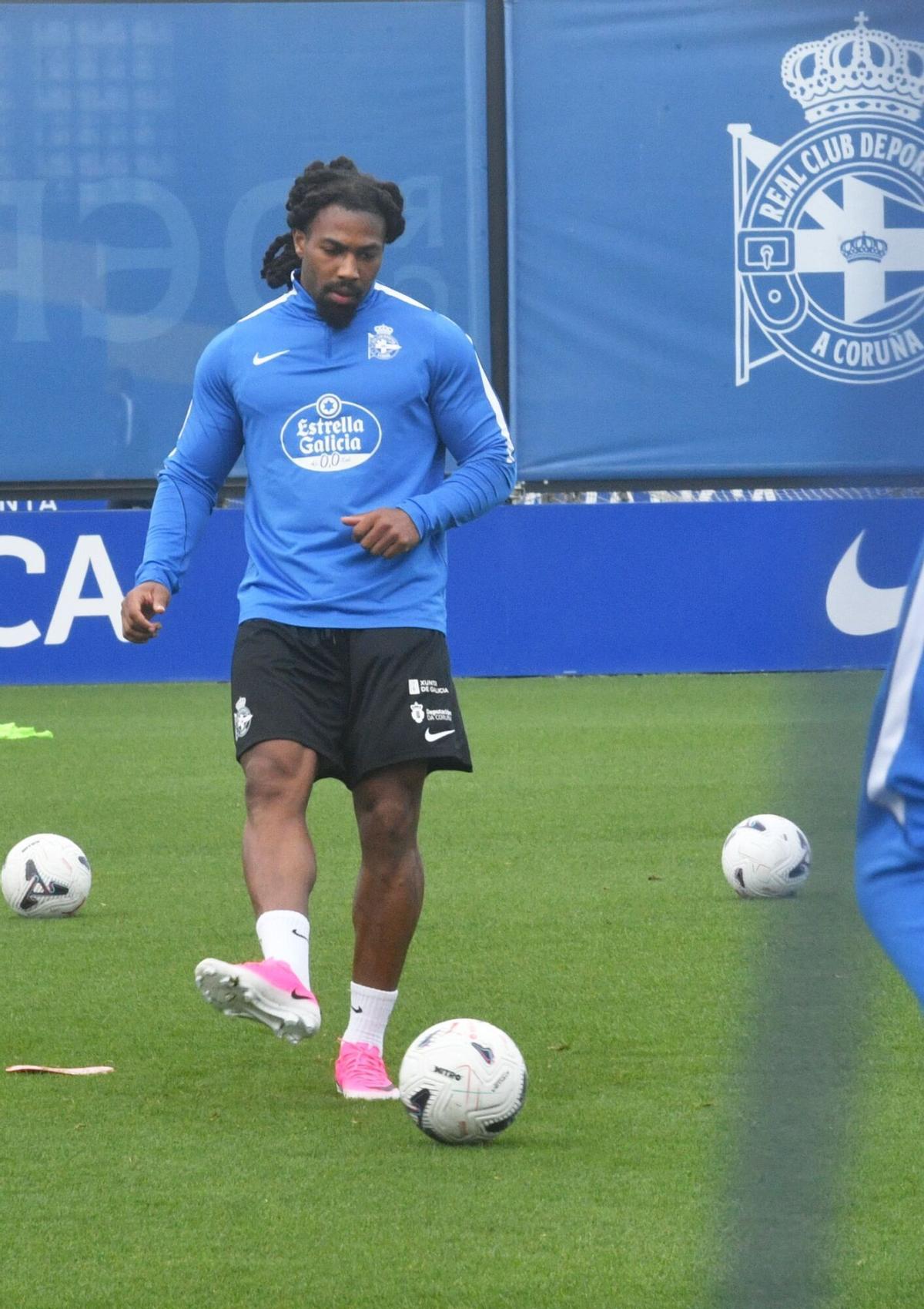 Ya vestido con la ropa de entrenamiento blanquiazul, Adama Traoré trabaja junto a sus compañeros. Ya vestido con la ropa de entrenamiento blanquiazul, Adama Traoré trabaja junto a sus compañeros.