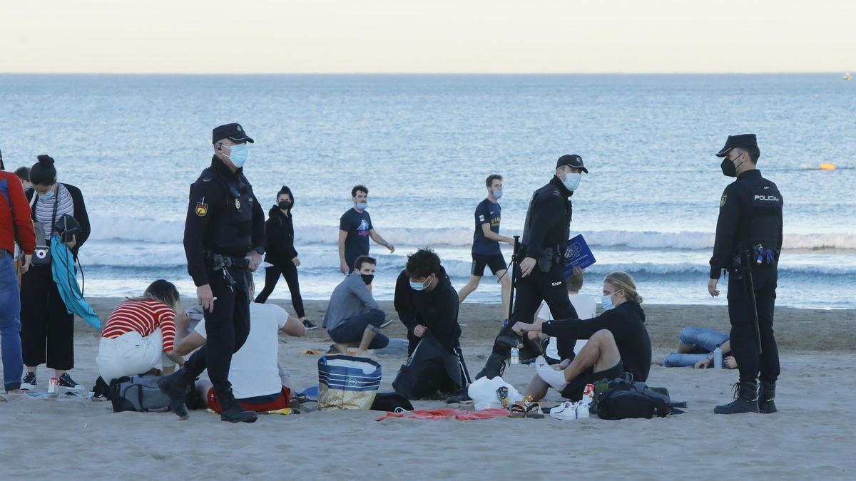 Buscan a un joven desaparecido en el agua de la playa de la Malva-rosa