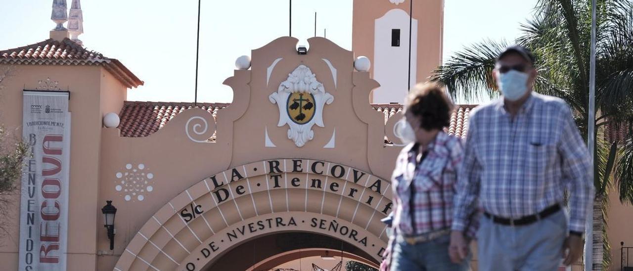 Varias personas pasean en Santa Cruz de Tenerife con mascarilla para evitar el contagio de coronavirus.