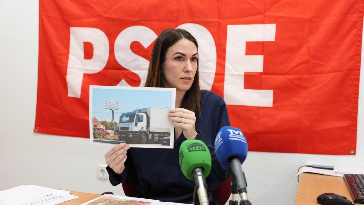 Soler muestra el camion matriculado en 2004 que sigue relizando la recogida de basura de carga trasera. Un vehículo que ya era considerado inservible en 2020 cuando se iba a dar de baja por parte del Ayuntamiento. Acciona recibe 2 millones de euros al mes por el actual servicio