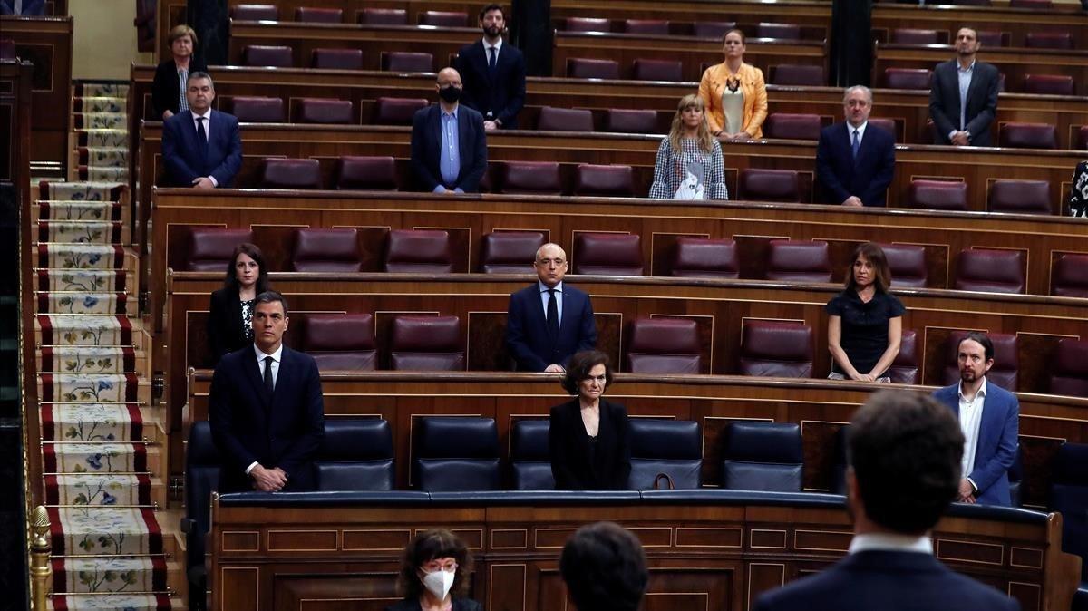 El presidente del Gobierno, Pedro Sánchez, en el Pleno del Congreso para pedir la última prórroga sobre estado de alarma junto a parte de su equipo