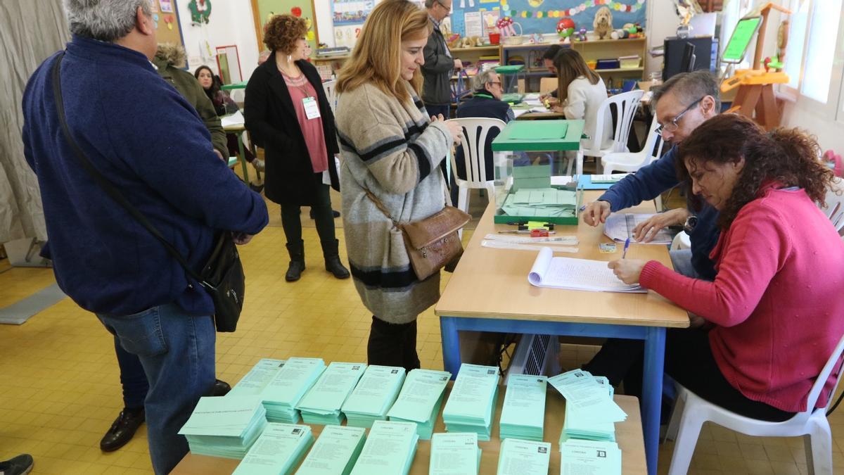 Electores en un colegio electoral de Córdoba en las pasadas elecciones en Andalucía en diciembre en 2018.