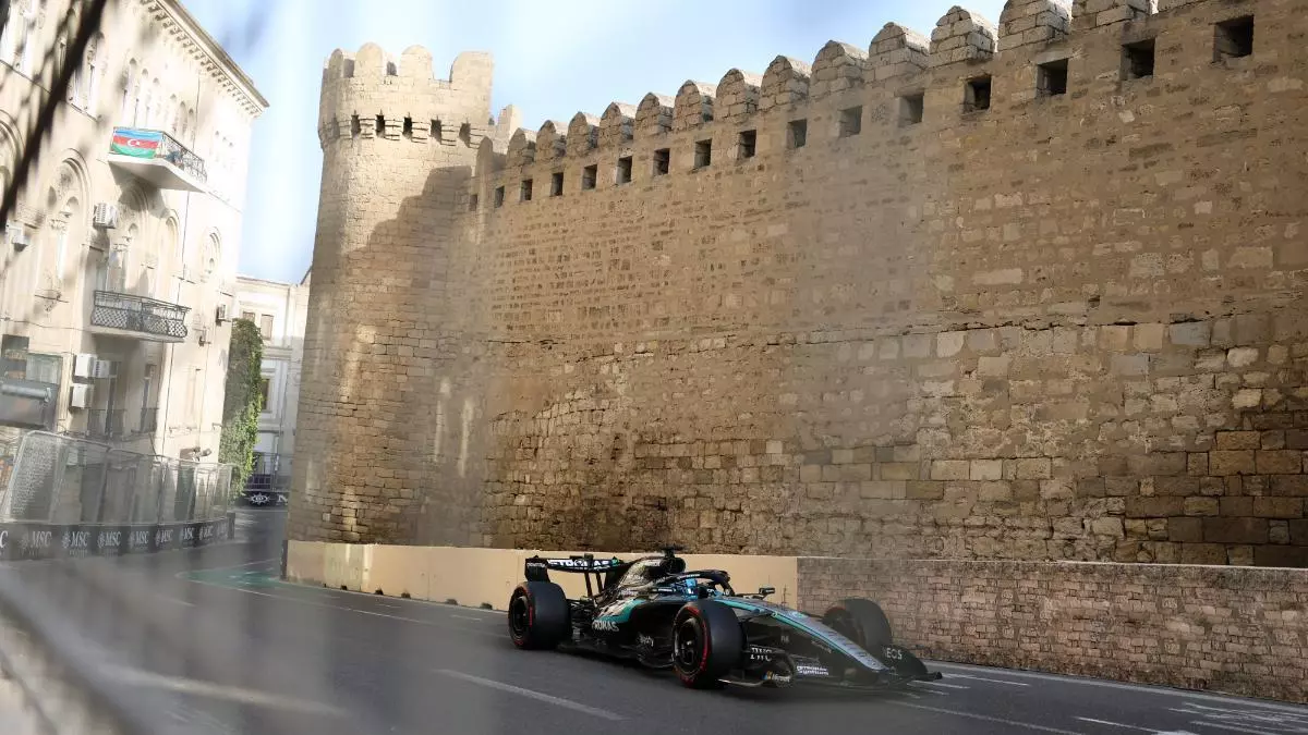 Russell firma la pole y Sainz saldrá noveno Bakú