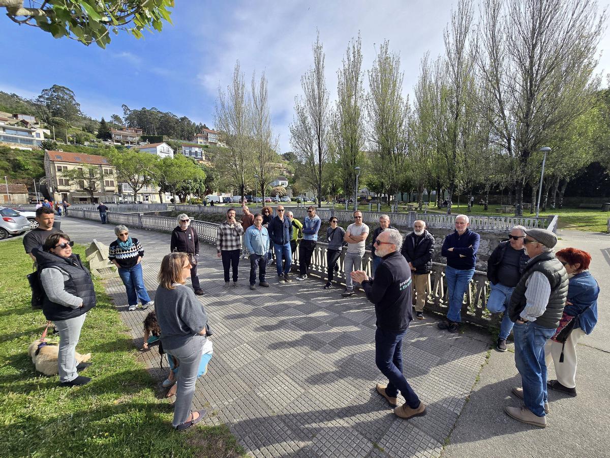 La Plataforma Augas Limpas convocó este viernes una concentración y protesta para colocar carteles advirtiendo de los vertidos de fecales a la ría de Aldán