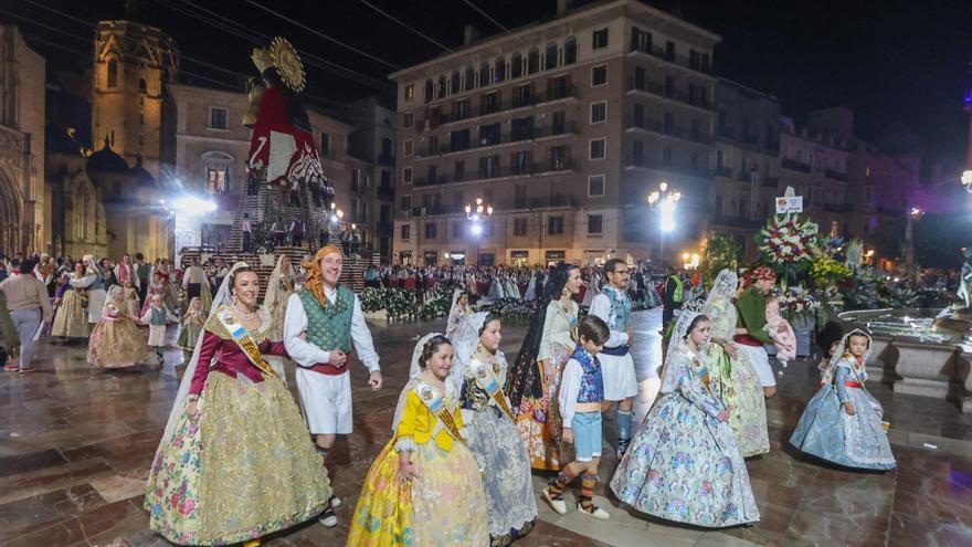 Devoción, emociones y retrasos ante la Mare de Déu en el primer día de la Ofrenda