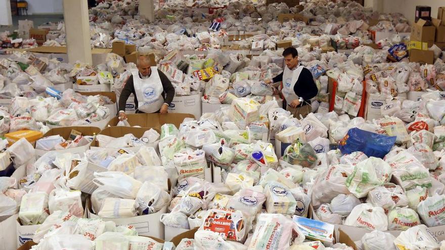 Voluntarios del Banco de Alimentos de Vigo, el año pasado, ordenando los productos donados durante la Gran Recogida de 2015.