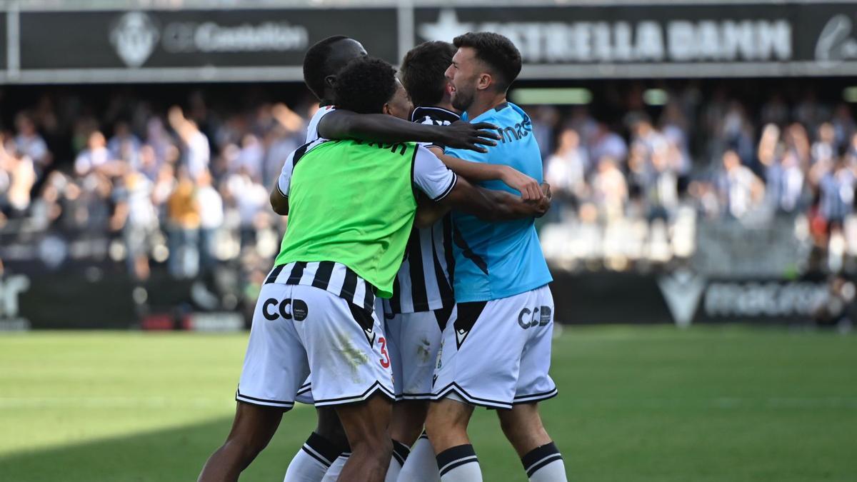 Los jugadores del Castellón celebran el gol de Markanich para el empate ante el Eldense.