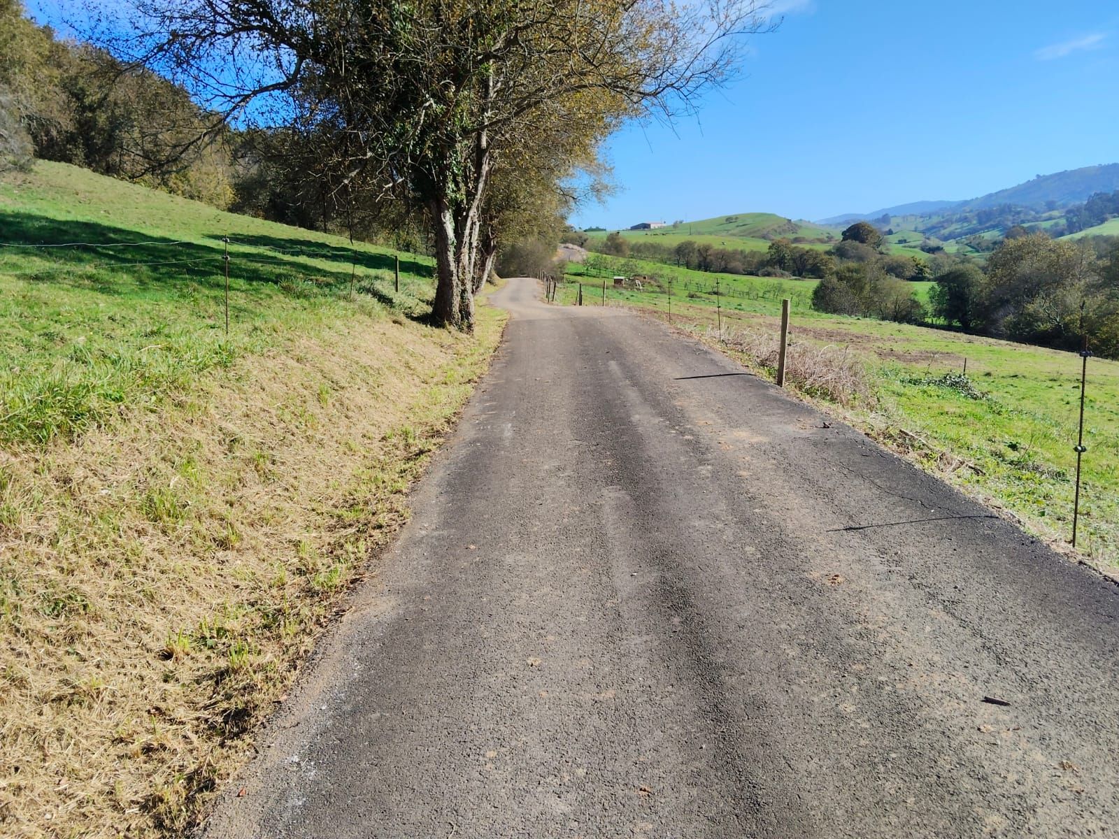 Trabajos de desbroce y limpieza de pueblos en el Valle Oscuru y San Roque, en Llanes
