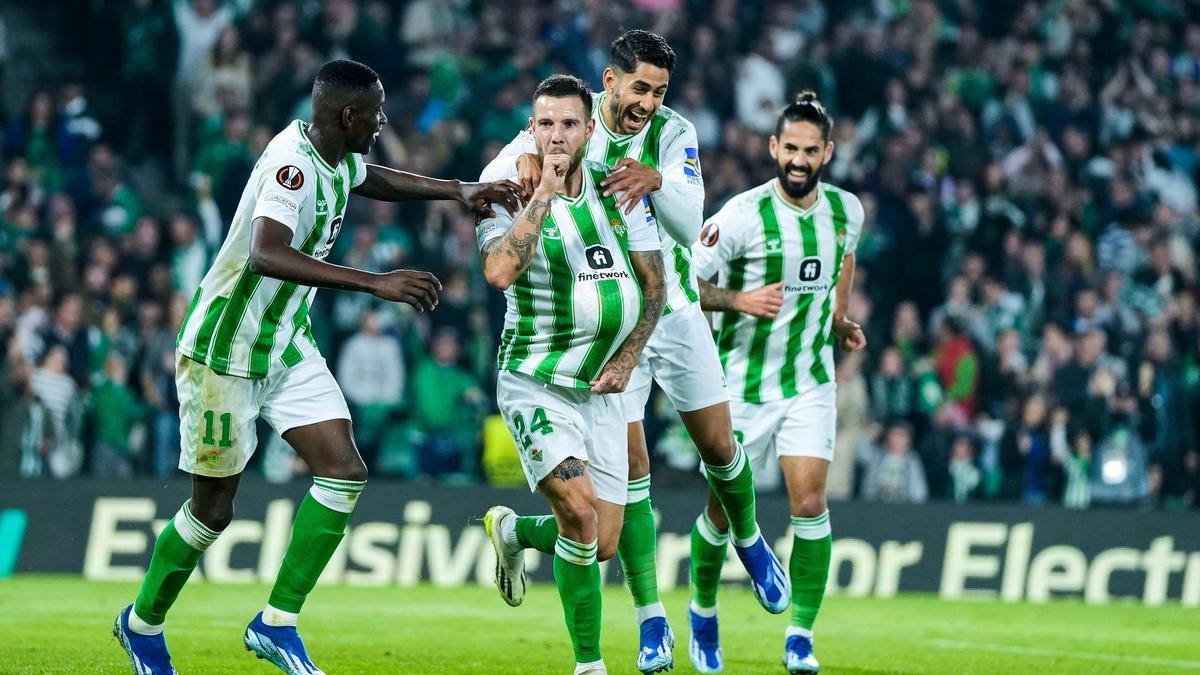 Luiz Henrique (i.), Ruibal, Ayoze e Isco (d.) celebran un gol del Betis al Aris Limassol en el último duelo en el Villamarín.