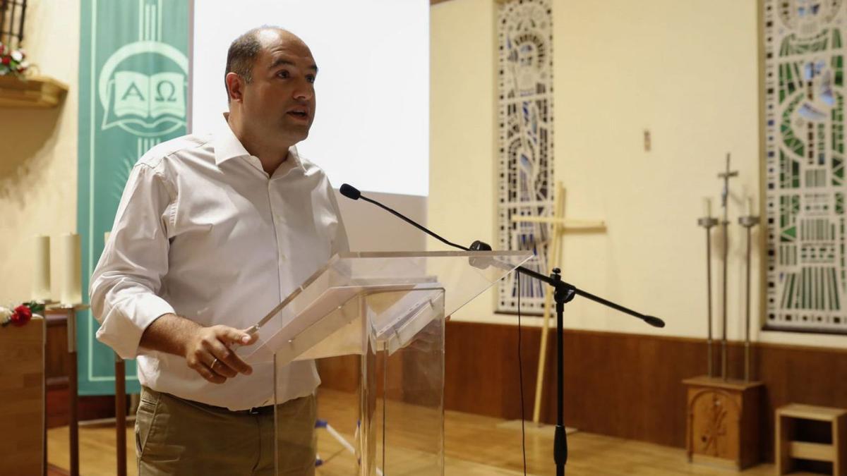 El estudioso Rafael García Lozano en su intervención en San Lorenzo. | A. B.