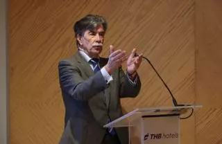 Javier Urra: «Los niños que no tienen amigos los buscan tras las pantallas»