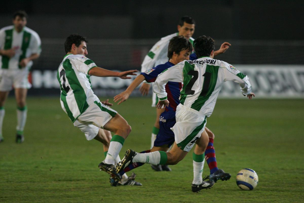 David Silva, con la camiseta del Eibar, entre Marc Bertrán y Marchiori, en El Arcángel.