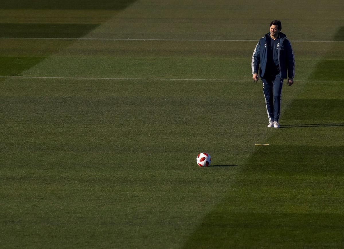 GRAF5883  MADRID  08 01 2019 - El tecnico argentino del Real Madrid  Santiago Solari  durante el entrenamiento realizado hoy en la Ciudad Deportiva de Valdebebas donde el equipo prepara el partido de ida de los octavos de final de la Copa del Rey que disputa manana ante el Leganes en el Santiago Bernabeu  EFE Emilio Naranjo