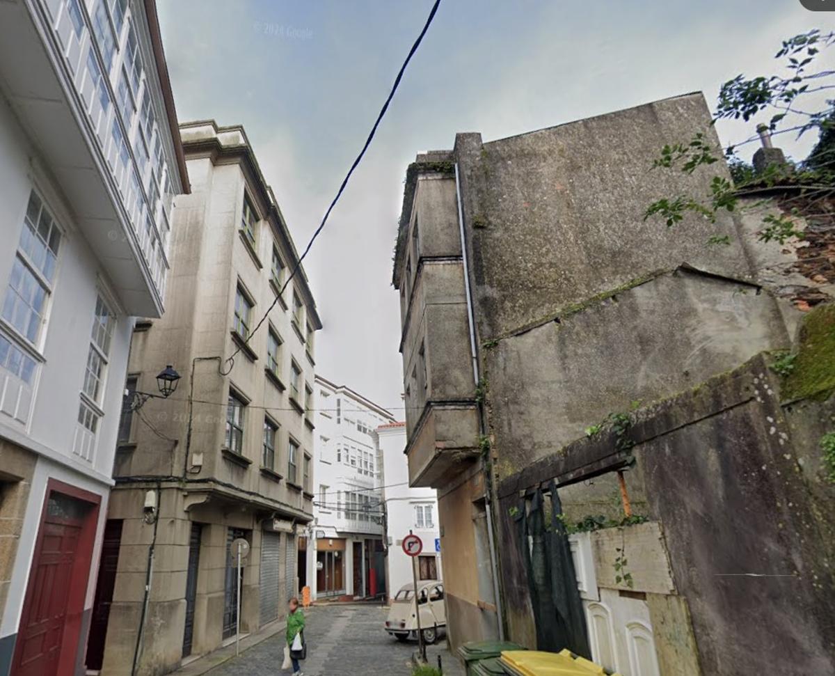 A la izquierda, el edificio de Betanzos que se rehabilitará para apartamentos turísticos.