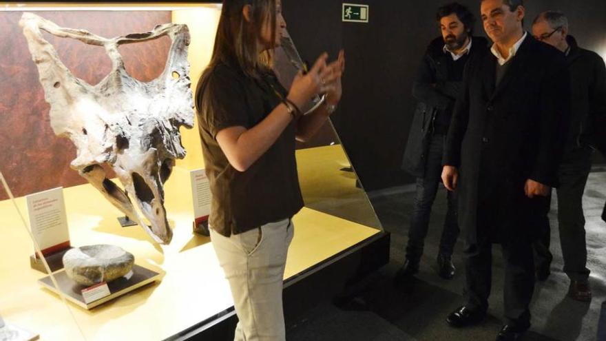 Marta Molleda, coordinadora del museo, guía la visita ante Vicente Domínguez en primer término, Alejandro Calvo y José Carlos García-Ramos.