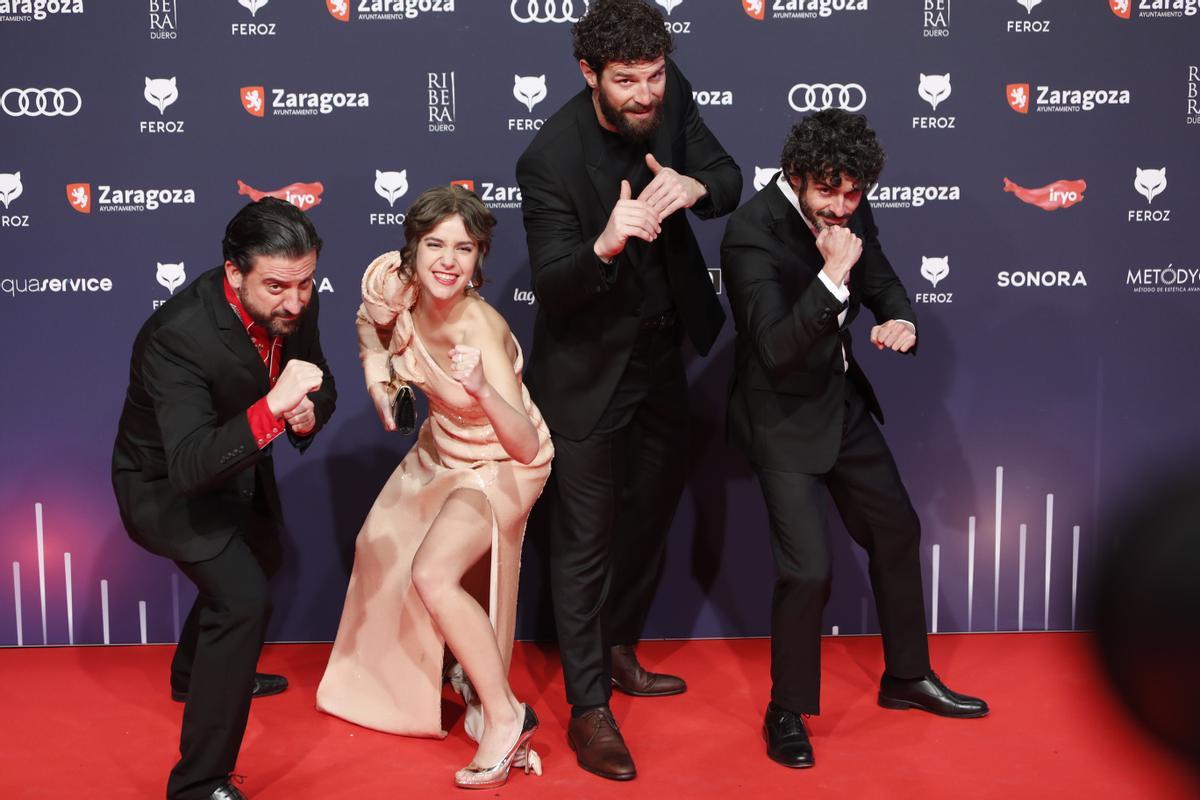 ZARAGOZA, 28/01/2023.- Los actores de la serie de televisión ¡García! posan a su llegada a la ceremonia de entrega de la décima edición de los Premios Feroz que otorga la Asociación de Informadores Cinematográficos de España (AICE), este sábado en Zaragoza. EFE/Javier Cebollada