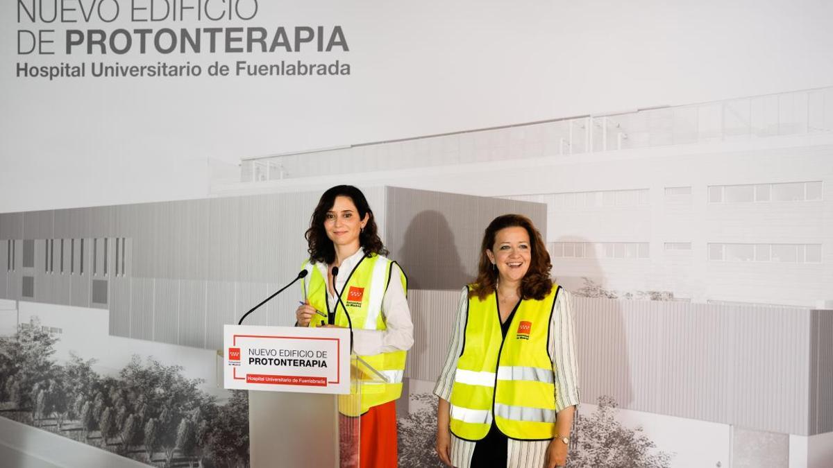 La presidenta, Isabel Díaz Ayuso, y la consejera de Sanidad, Fátima Matute, durante una visita a las obras de la unidad de protonterapia de Fuenlabrada.
