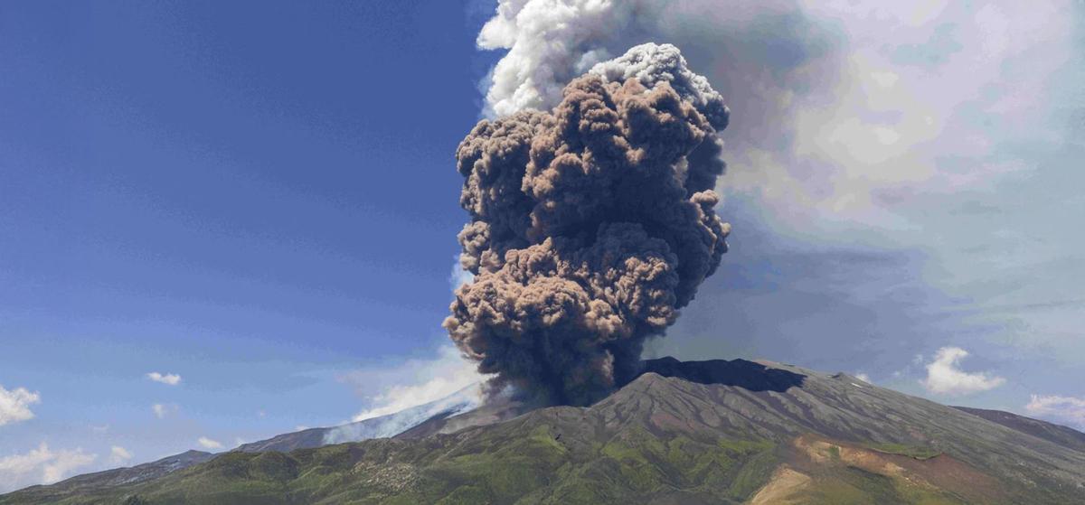 Columna de fum de 5.000 metres per erupció de l’Etna Columna de fum de 5.000 metres per erupció de l’Etna