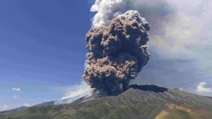 Columna de fum de 5.000 metres per erupció de l’Etna