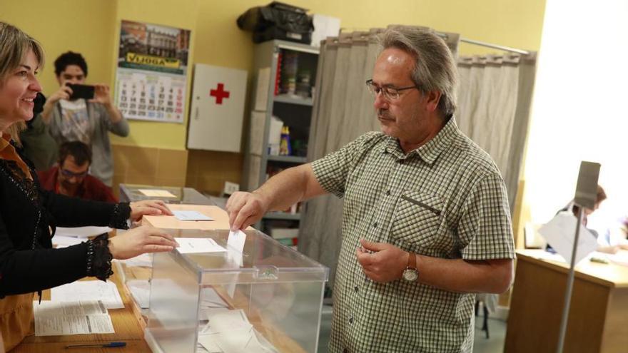 Francisco Guarido, actual alcalde de Zamora y candidato de Izquierda Unida a la Alcaldía, vota en el IES Claudio Moyano.