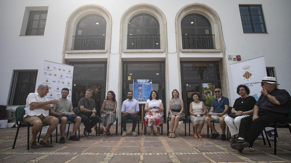 El alcalde y la concejala en la presentación.