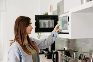 El truco del vaso de agua para descongelar comida en el microondas